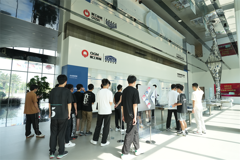 Uniwersytet Zawodowy Liming odwiedził Fujian Quangong Machinery Co., Ltd w celu wzięcia udziału w programie rozwoju pracy.