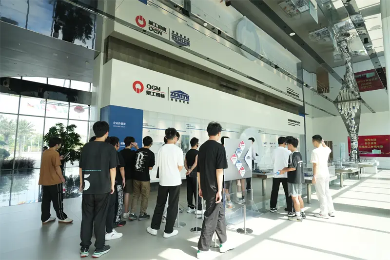 Uniwersytet Zawodowy Liming odwiedził Fujian Quangong Machinery Co., Ltd w celu wzięcia udziału w programie rozwoju pracy.