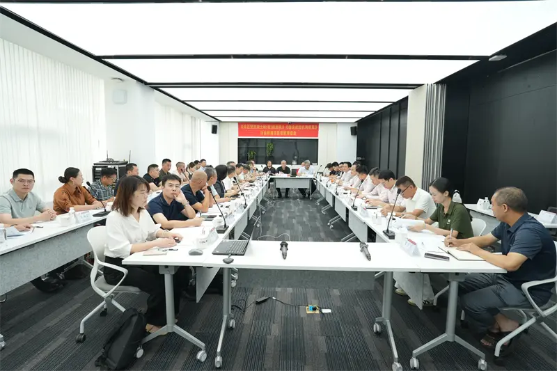 Lider w rozwoju standardów branżowych! Firma QGM była gospodarzem spotkania ekspertów poświęconego standardom branżowym „Maszyny do formowania cegieł (płyt) z betonu przypominającego kamień” i „Formy maszyny do formowania bloków”.