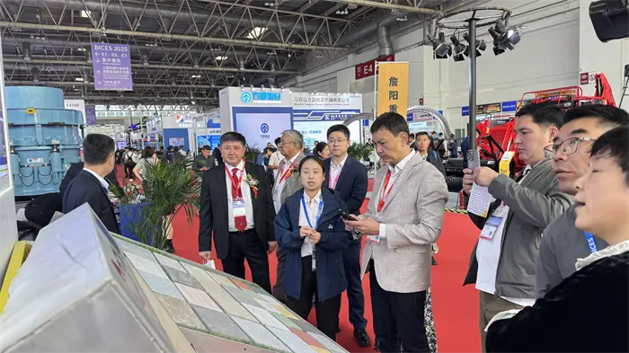 Spotkanie Złotej Jesieni, aby porozmawiać o inteligentnej produkcji, siła Quangong tworzy blask