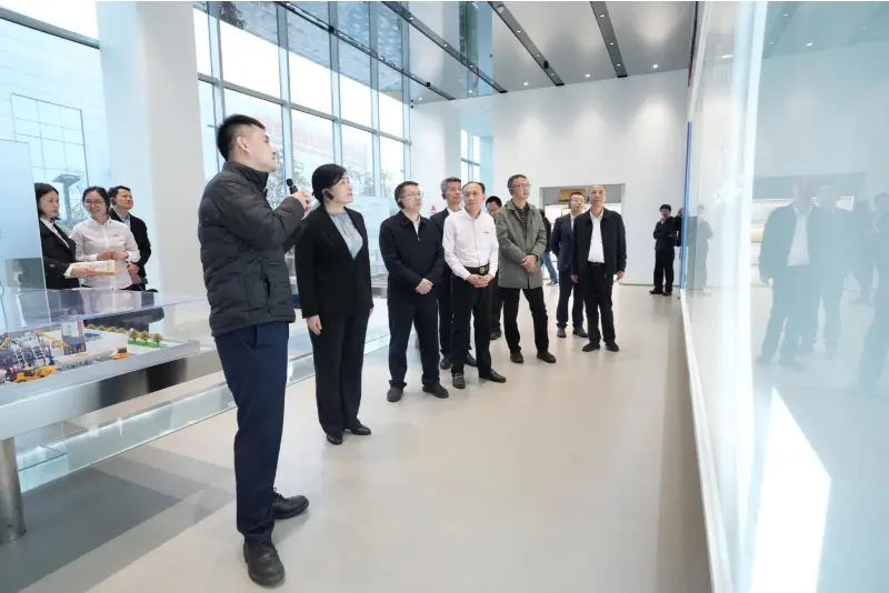 Pan Liu Min, zastępca dyrektora generalnego Biura Gospodarki Prywatnej w Narodowej Komisji Rozwoju i Reform (NDRC), wraz z delegacją odwiedził Quangong Machinery Co., Ltd. w ramach wizyty inspekcyjnej i badawczej.