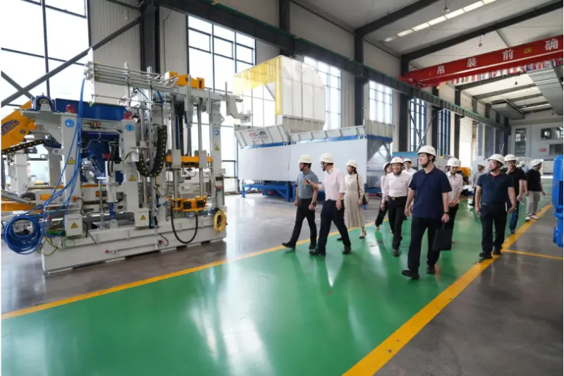 Urzędnicy z Departamentu Przemysłu i Technologii Informacyjnych prowincji Fujian odwiedzają Quangong Machinery Co., Ltd. w celu kontroli i wskazówek